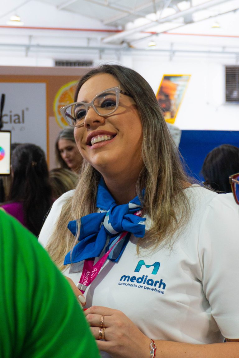 debora sorrindo na feira de recursos humanos em indaiatuba